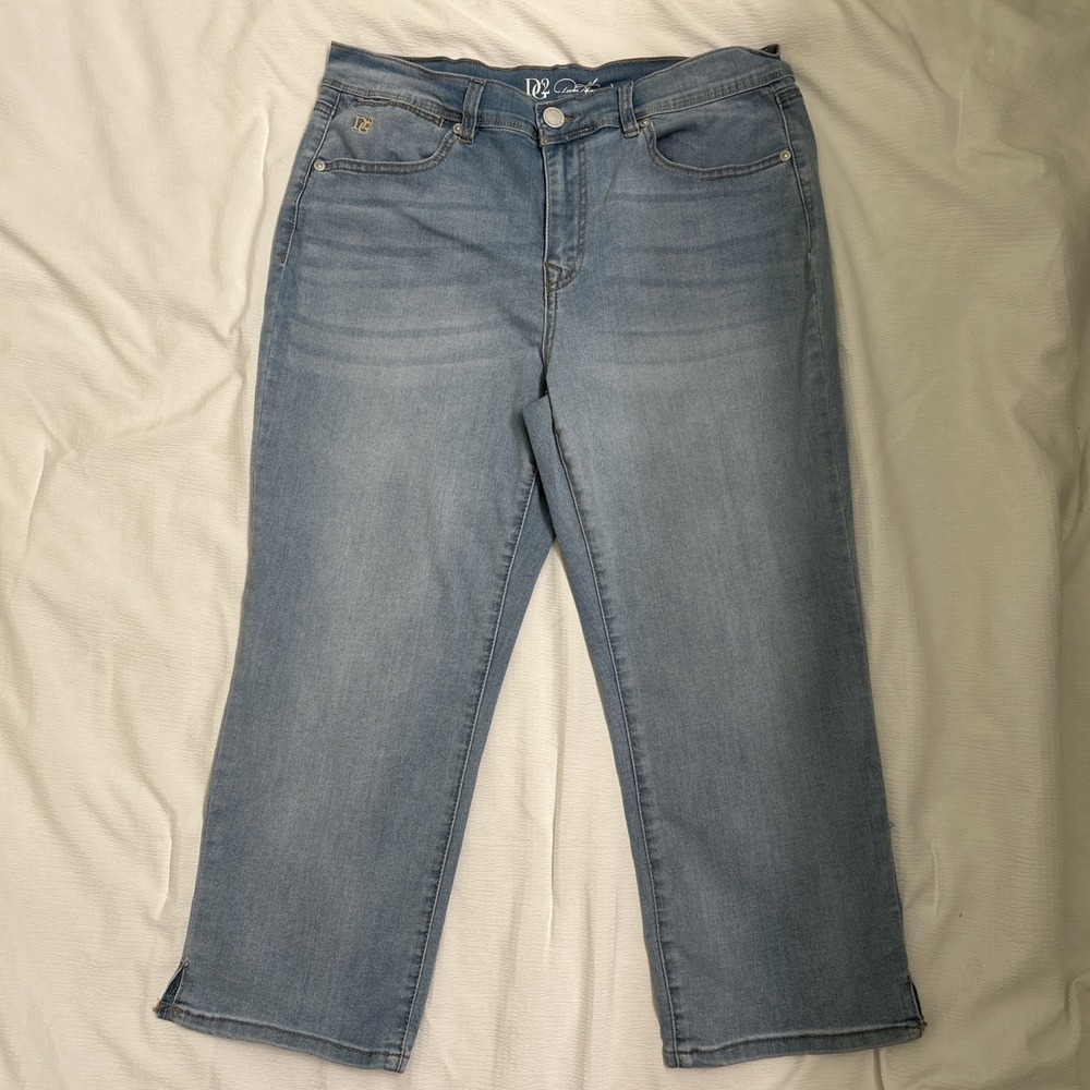 DG2 Diane Gilman Light Wash Cropped Jeans Size 10P Coolmax Stretch Denim Capris